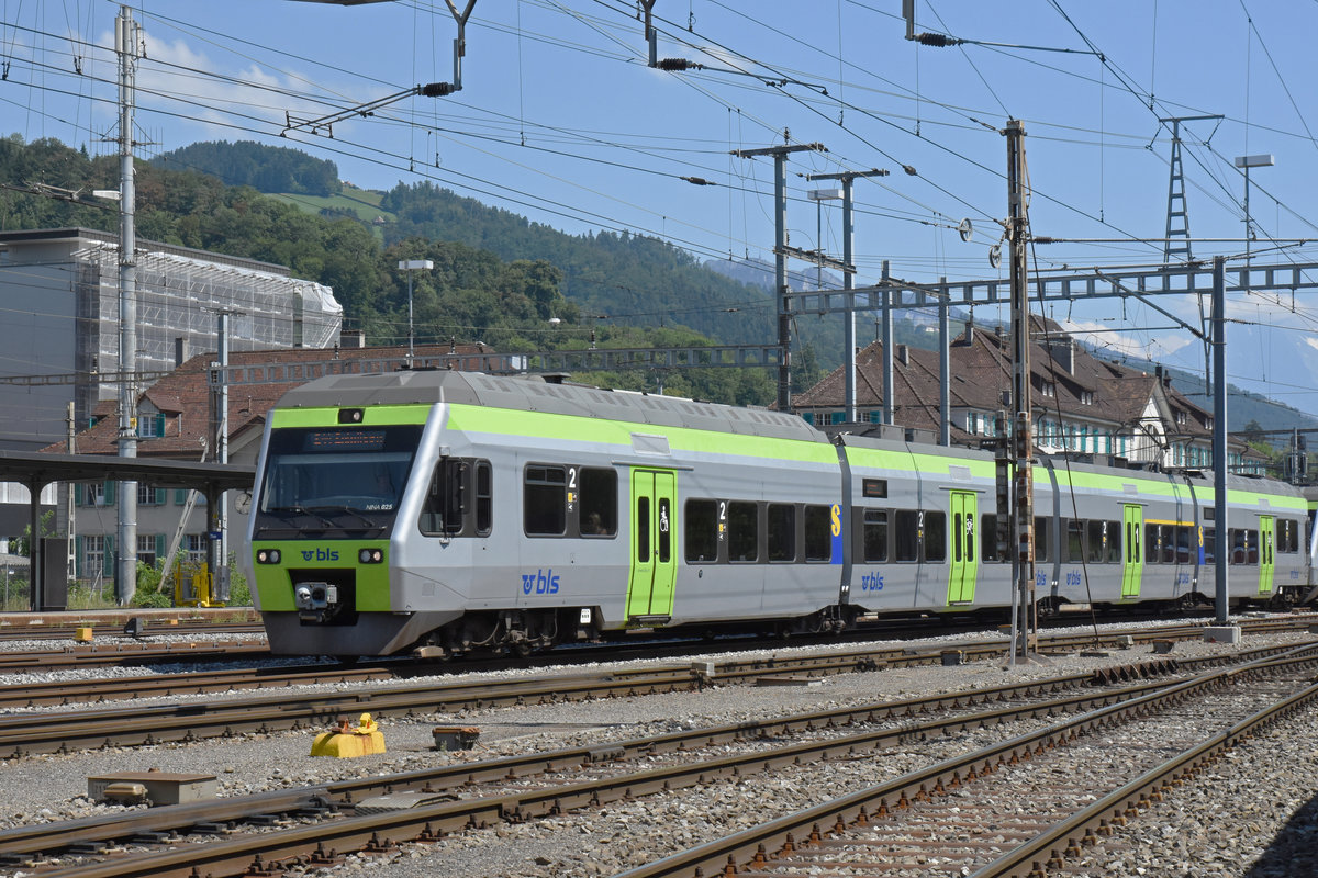 RABe 525 025-3 NINA verlässt den Bahnhof Thun. Die Aufnahme stammt vom 30.07.2018.