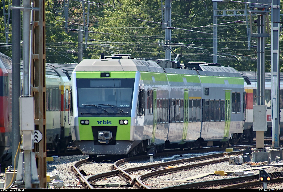RABe 525 030-3 (Bombardier/Alstom NINA) der BLS AG ist im Bahnhof Bern (CH) an diesem heißen Mittwochnachmittag abgestellt.
Aufgenommen am Ende des Bahnsteigs 5/6.
[24.7.2019 | 14:30 Uhr]