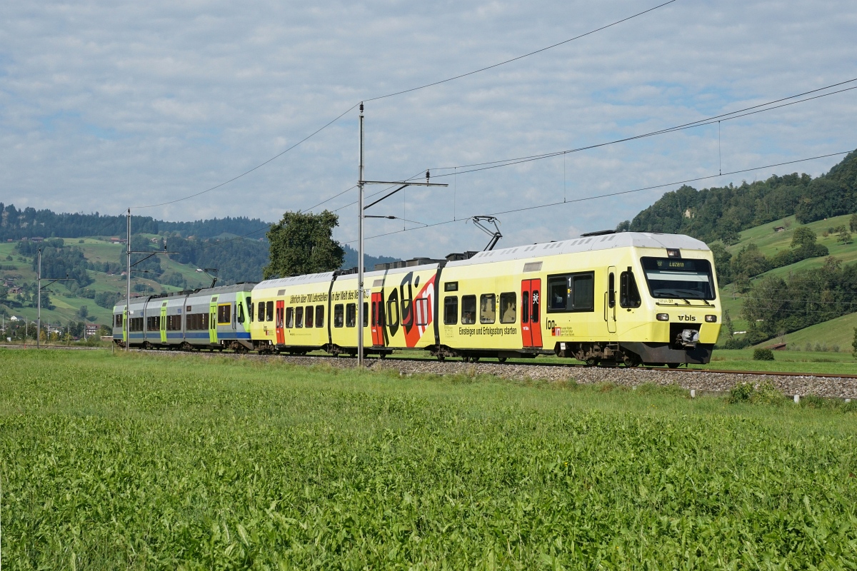 RABe 525 037-8 und RABe 525 012-1 am 12.09.2015 bei Malters.