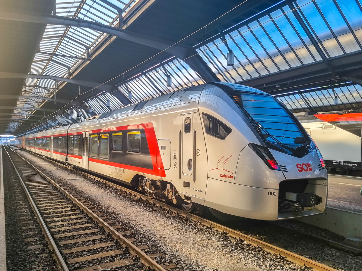 RABe 526 002 der Südostbahn mit einem weiteren  Traverso  als IR 35 nach Chur in Zürich HB, 28.08.2022.