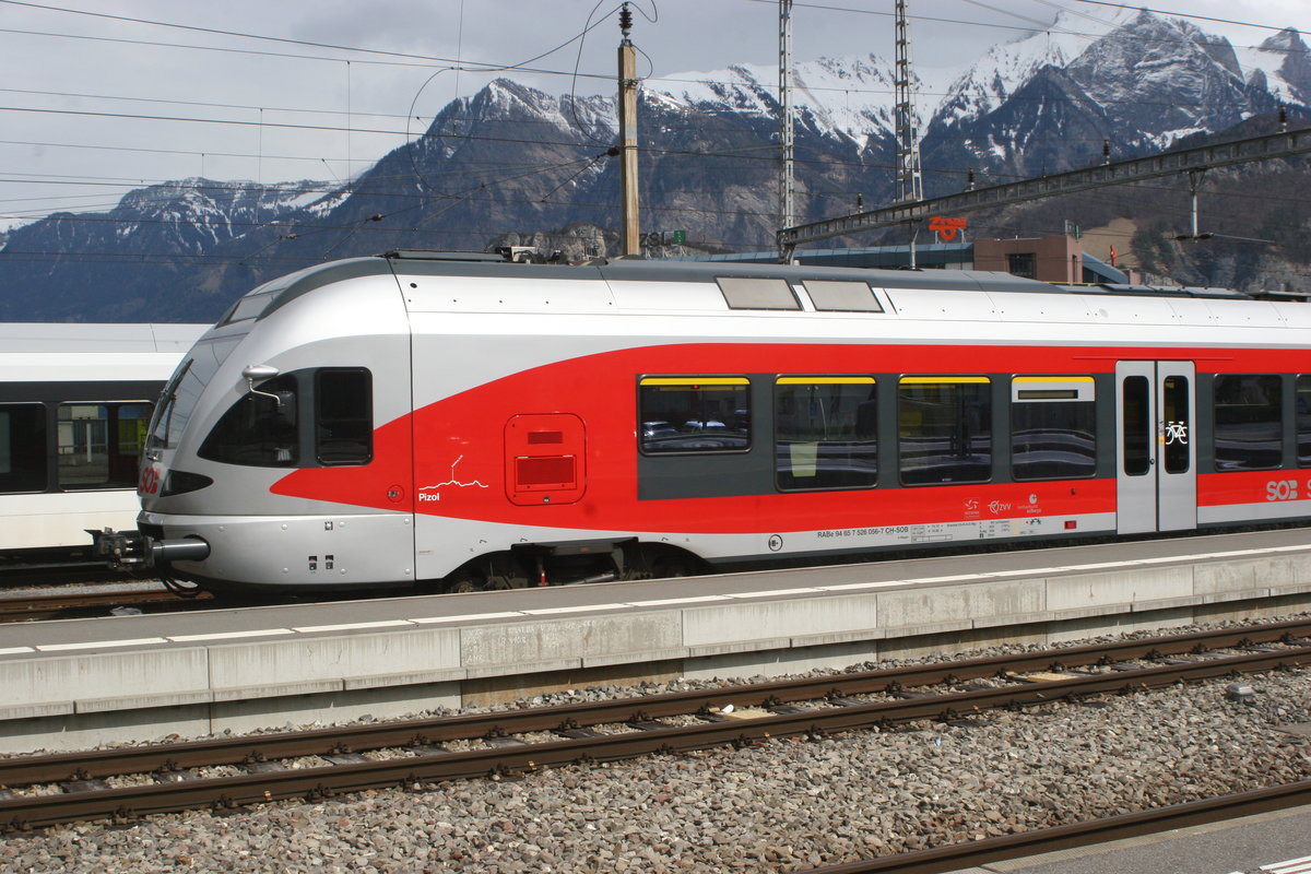 RABe 526 026  Pizol  der SOB in Sargans. Der namensgebende Berg befindet sich im Rücken des Fotografen.

Sargans, 30.03.2018
