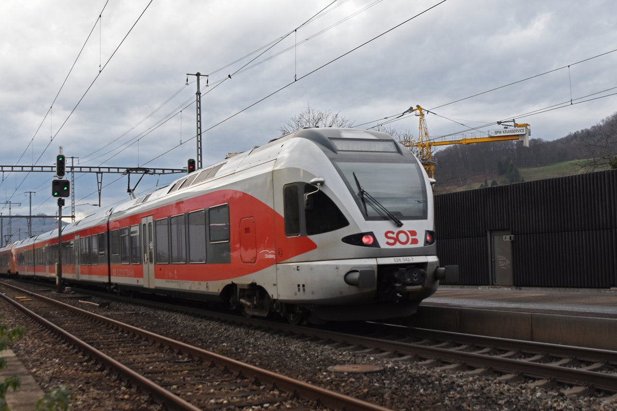 RABe 526 042-7 durchfährt den Bahnhof Gelterkinden. Die Aufnahme stammt vom 23.12.2020.