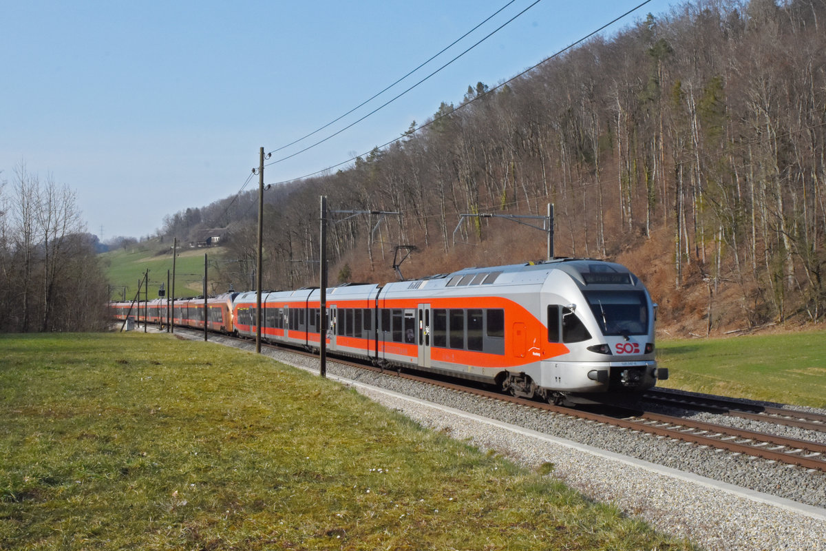 RABe 526 047-8 der SOB fährt Richtung Bahnhof Gelterkinden. Die Aufnahme stammt vom 08.03.2021.