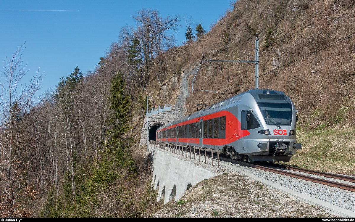 RABe 526 056 am 7. April 2018 als S4 Ringzug im Gegenuhrzeigersinn bei Necker.