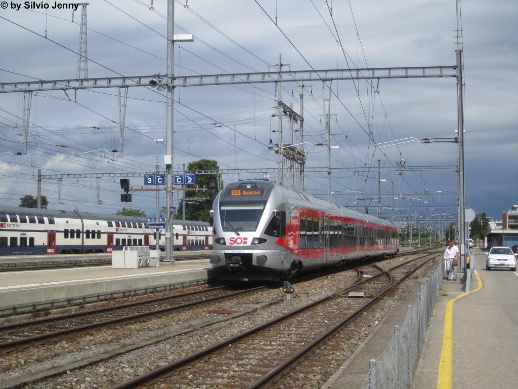 RABe 526 060-9 ''Hundwiler Höhi'' am 8.7.2015 in Pfäffikon SZ als S40 nach Rapperswil.