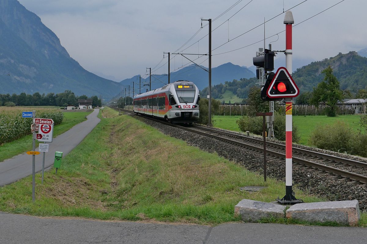 RABe 526 060-9 der SÜDOSTBAHN (SOB) als S4 11443 von St. Gallen nach Uznach am 24.09.2022 bei Sevelen