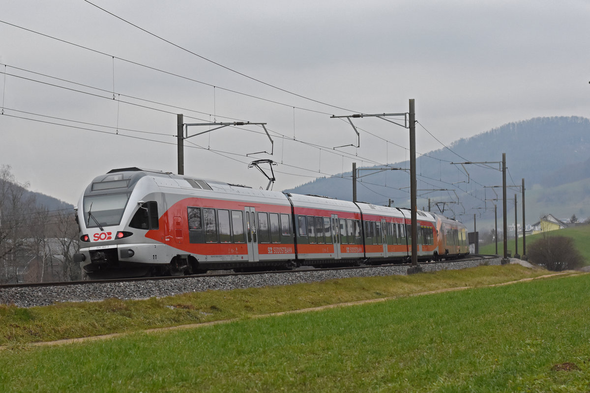 RABe 526 063-3 fährt Richtung Bahnhof Gelterkinden. Die Aufnahme stammt vom 04.01.2021.