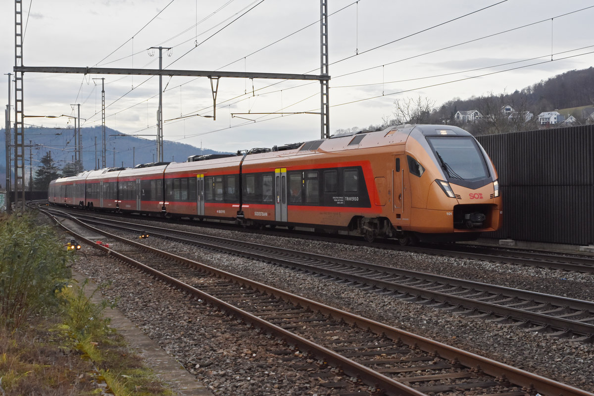 RABe 526 101-1 durchfährt den Bahnhof Gelterkinden. Die Aufnahme stammt vom 23.12.2020.