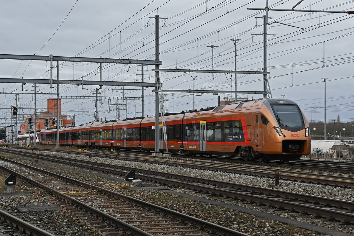 RABe 526 101 Traverso der SOB durchfährt am 08.02.2024 den Bahnhof Muttenz.
