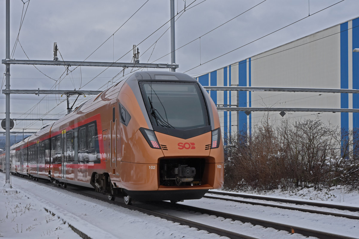 RABe 526 102 Traverso der SOB fährt Richtung Bahnhof Lausen. Die Aufnahme stammt vom 18.01.2021.