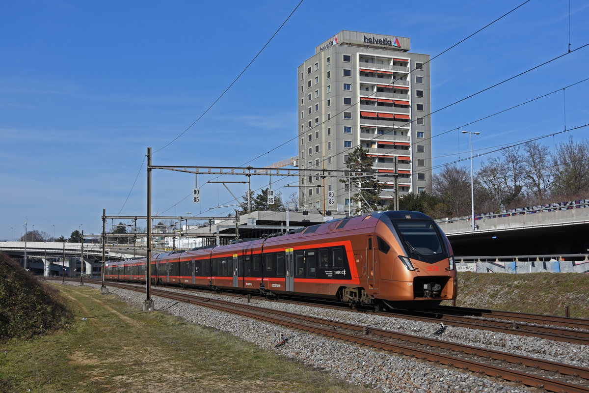 RABe 526 102 Traverso der SOB fährt Richtung Bahnhof Muttenz. Die Aufnahme stammt vom 20.02.2021.