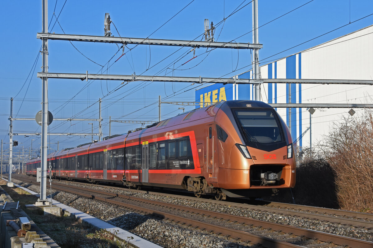 RABe 526 102 Traverso der SOB fährt Richtung Bahnhof Itingen. Die Aufnahme stammt vom 25.01.2022.