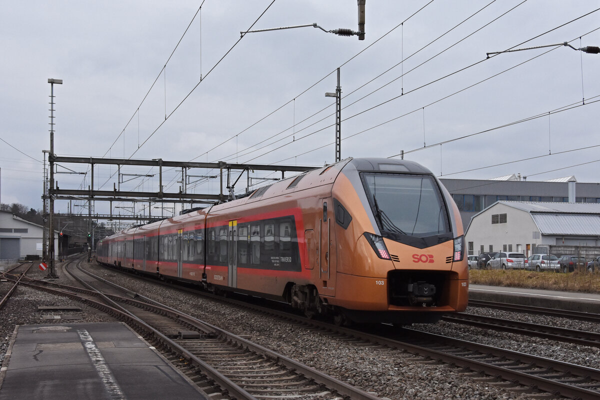 RABe 526 103 Traverso der SOB durchfährt den Bahnhof Rupperswil. Die Aufnahme stammt vom 07.01.2022.