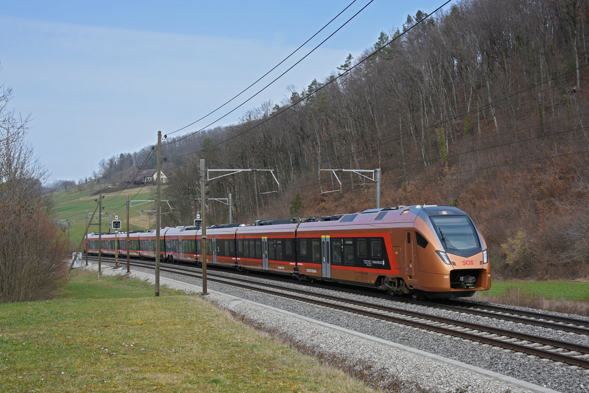 RABe 526 104 Traverso der SOB fährt Richtung Bahnhof Tecknau. Die Aufnahme stammt vom 26.02.2021.