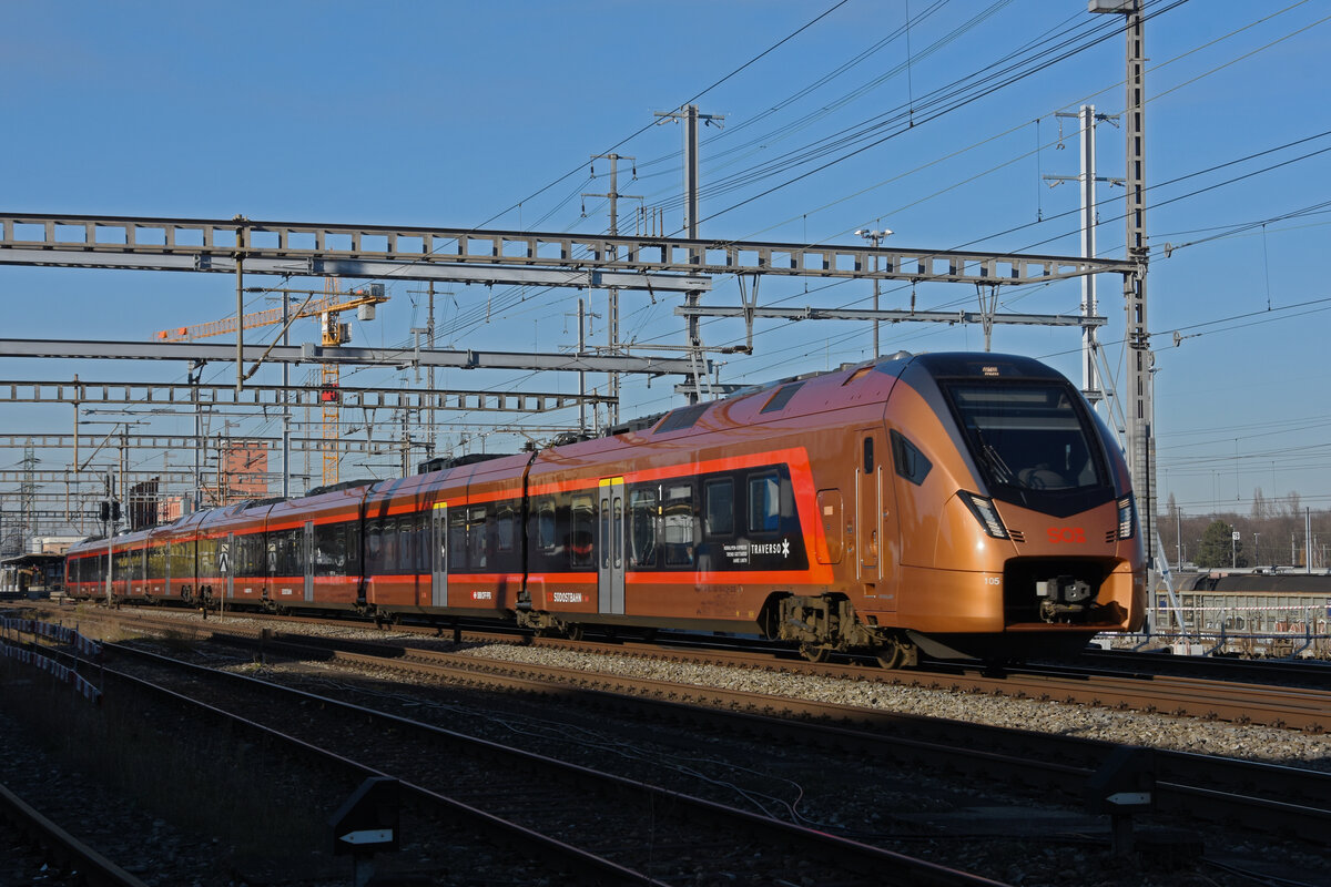 RABe 526 105 Traverso der SOB durchfährt den Bahnhof Muttenz. Die Aufnahme stammt vom 13.12.2021.
