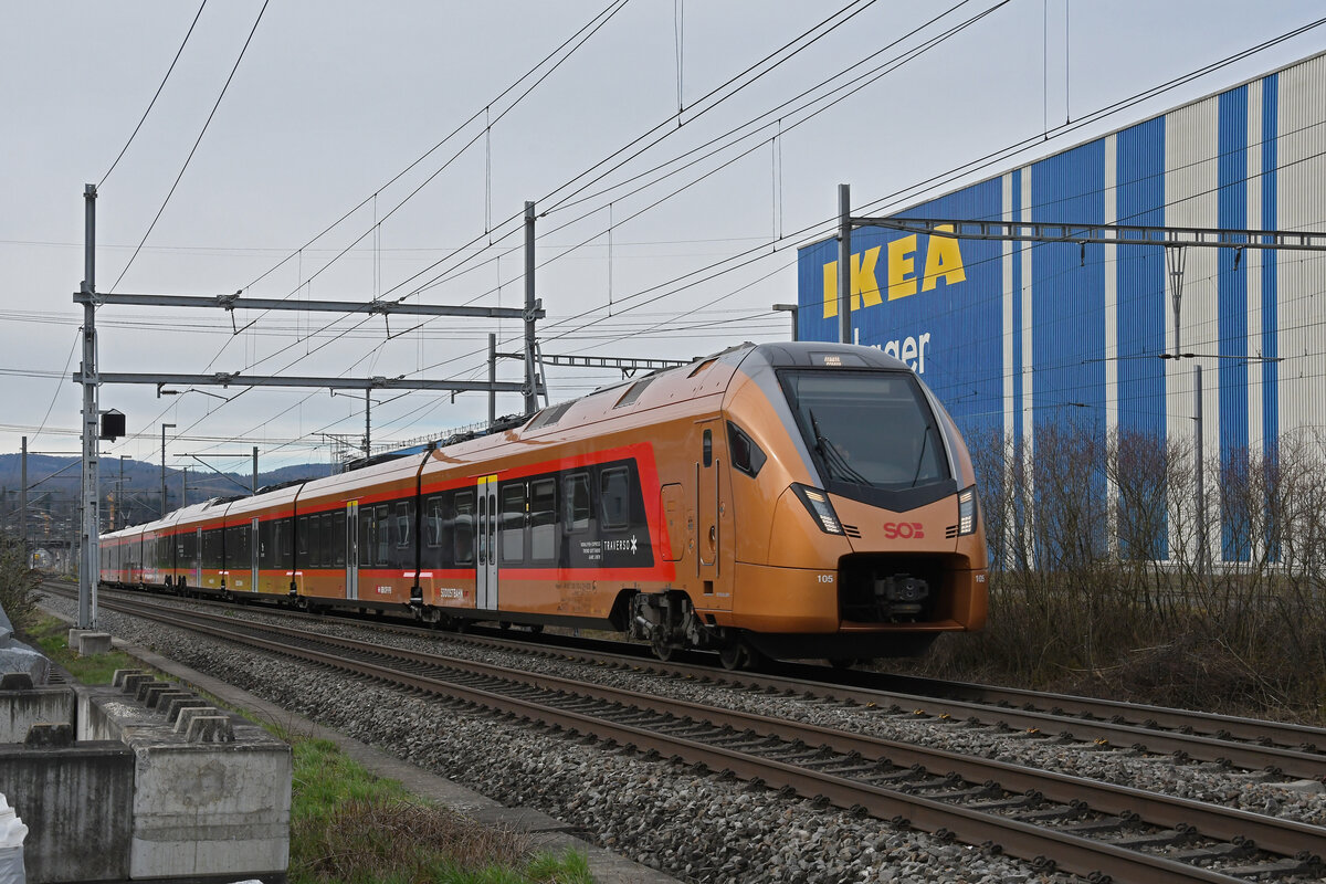 RABe 526 105 Traverso der SOB fährt am 26.02.2024 Richtung Station Itingen.