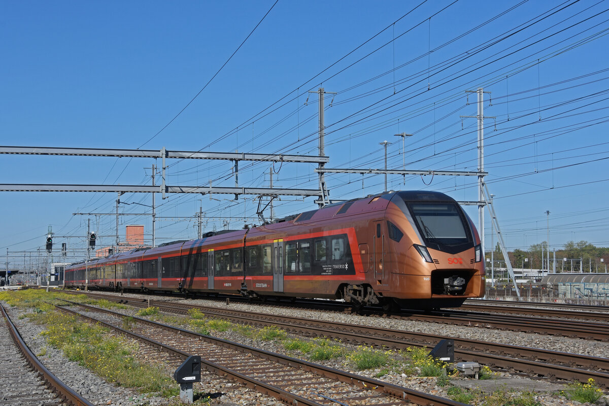 RABe 526 105 Traverso der SOB durchf�hrt am 06.10.2026 den Bahnhof Muttenz.