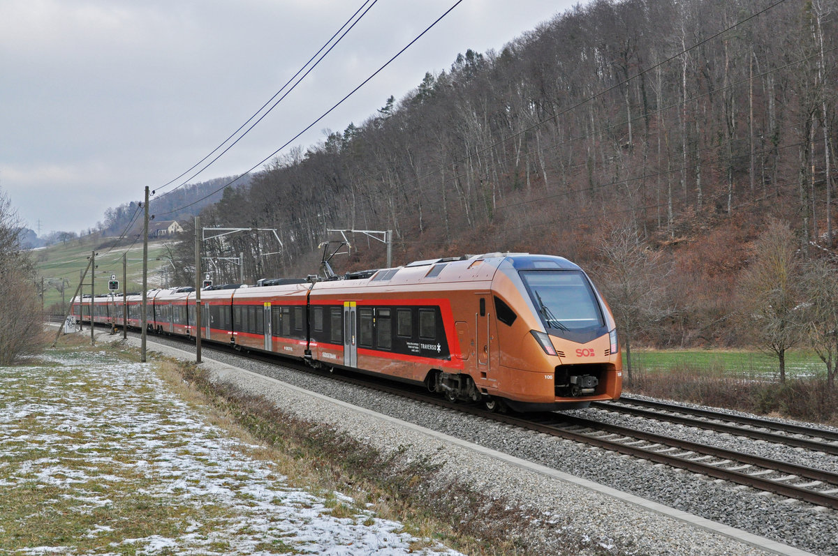 RABe 526 106 Traverso der SOB fährt Richtung Bahnhof Gelterkinden. Die Aufnahme stammt vom 11.01.2021.