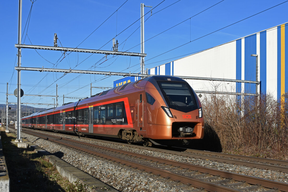 RABe 526 107 Traverso der SOB fährt Richtung Bahnhof Itingen. Die Aufnahme stammt vom 08.02.2022.