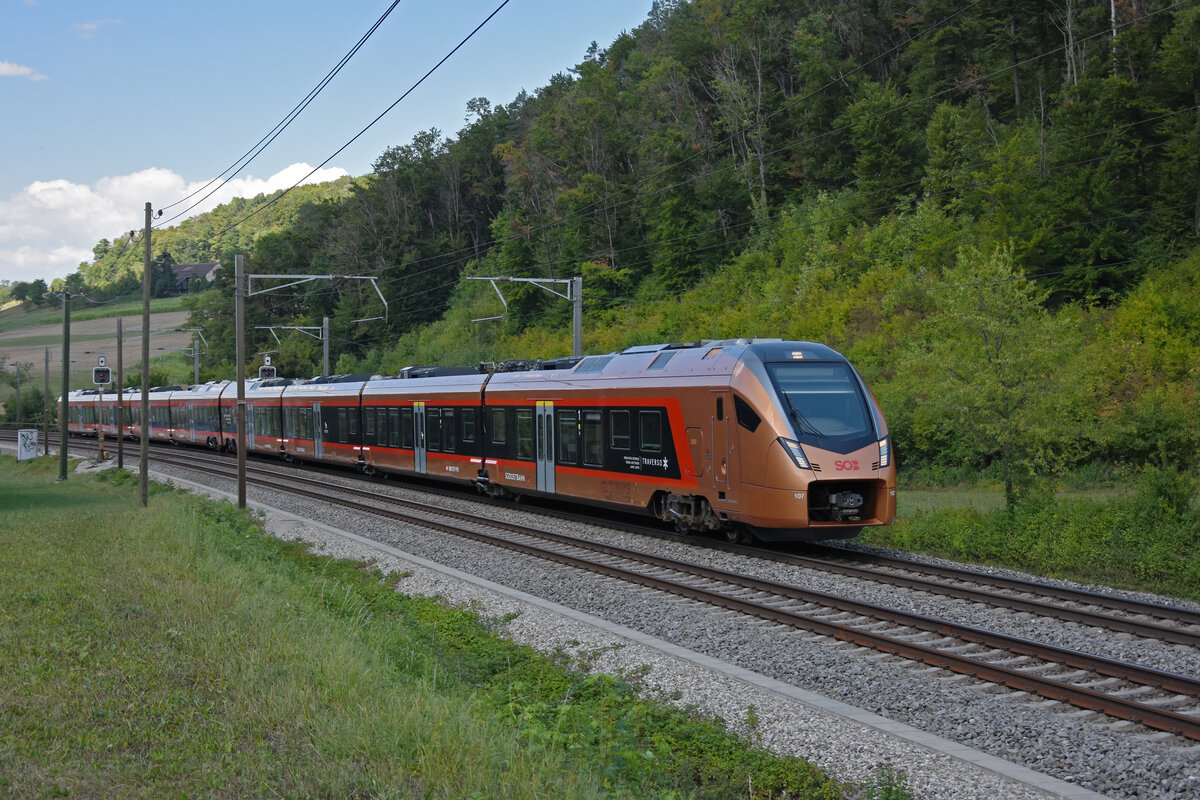 RABe 526 107 Traverso der SOB fährt am 22.08.2022 Richtung Bahnhof Tecknau.