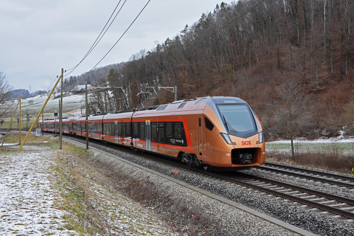 RABe 526 108 Traverso der SOB fährt Richtung Bahnhof Gelterkinden. Die Aufnahme stammt vom 01.02.2022.