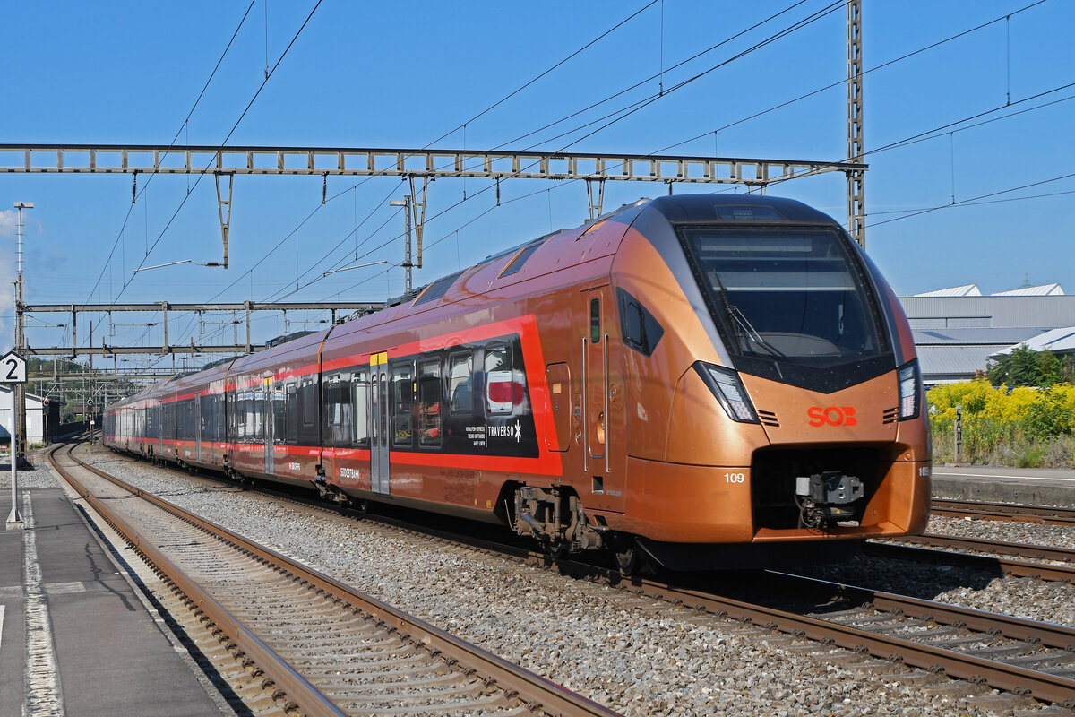 RABe 526 109 Traverso der SOB durchfährt am 22.08.2023 den Bahnhof Rupperswil.