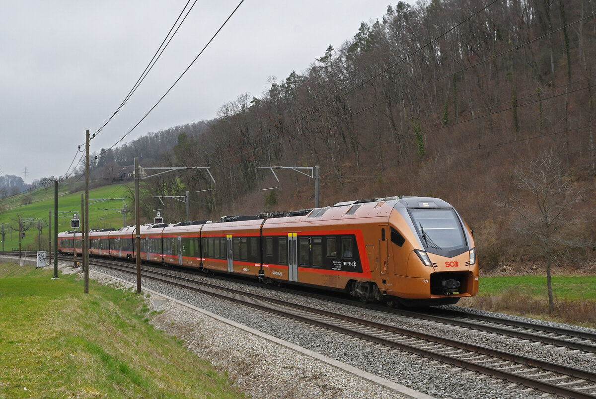 RABe 526 109 Traverso der SOB fährt am 04.03.2024 Richtung Bahnhof Tecknau.