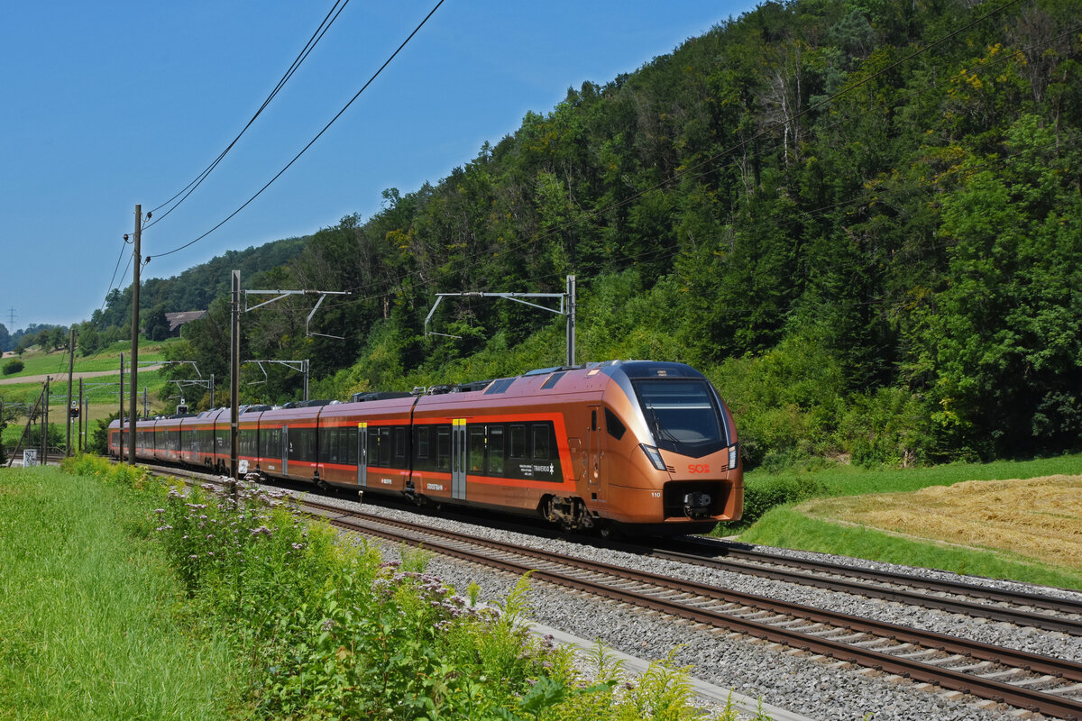 RABe 526 110 Traverso der SOB, fährt Richtung Bahnhof Tecknau. Die Aufnahme stammt vom 12.08.2021.