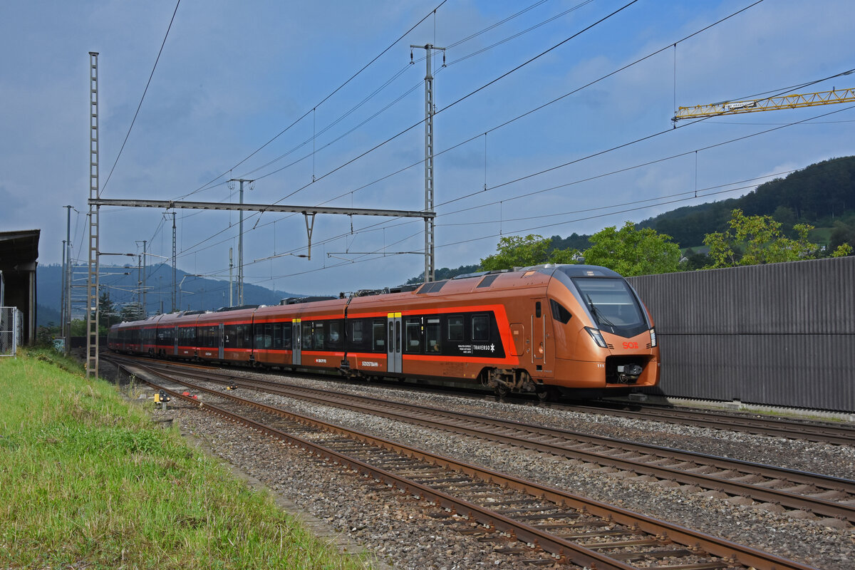 RABe 526 111 Traverso der SOB durchfährt den Bahnhof Gelterkinden. Die Aufnahme stammt vom 17.08.2021.