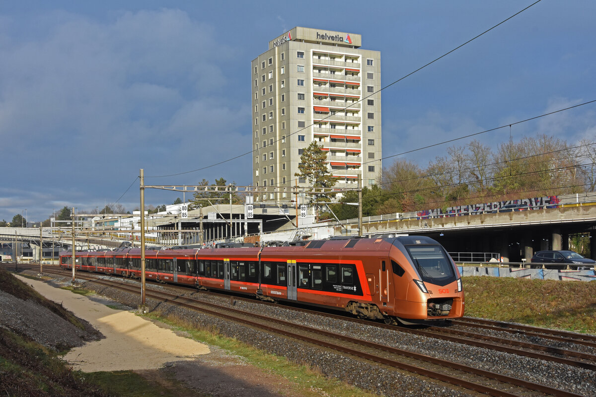 RABe 526 111 Traverso der SOB fährt Richtung Bahnhof Muttenz. Die Aufnahme stammt vom 06.01.2022.