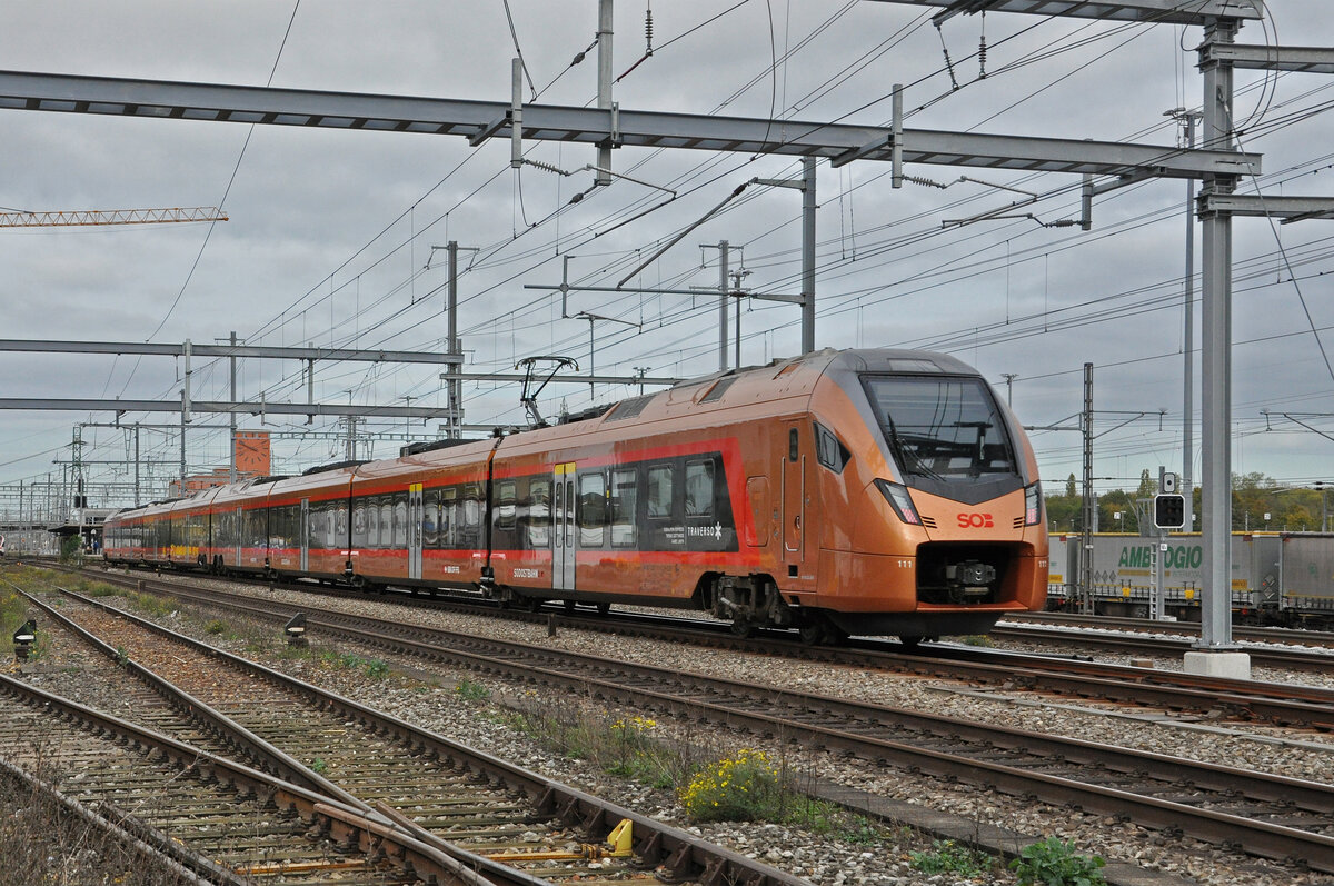 RABe 526 111 Traverso der SOB durchfährt am 02.011.2022 den Bahnhof Muttenz.