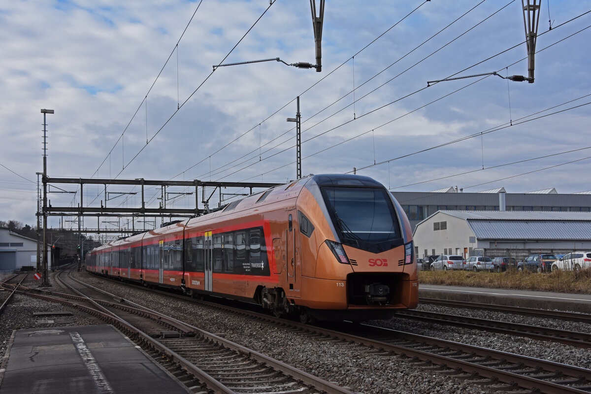 RABe 526 113 Traverso der SOB durchfährt den Bahnhof Rupperswil. Die Aufnahme stammt vom 07.01.2022.