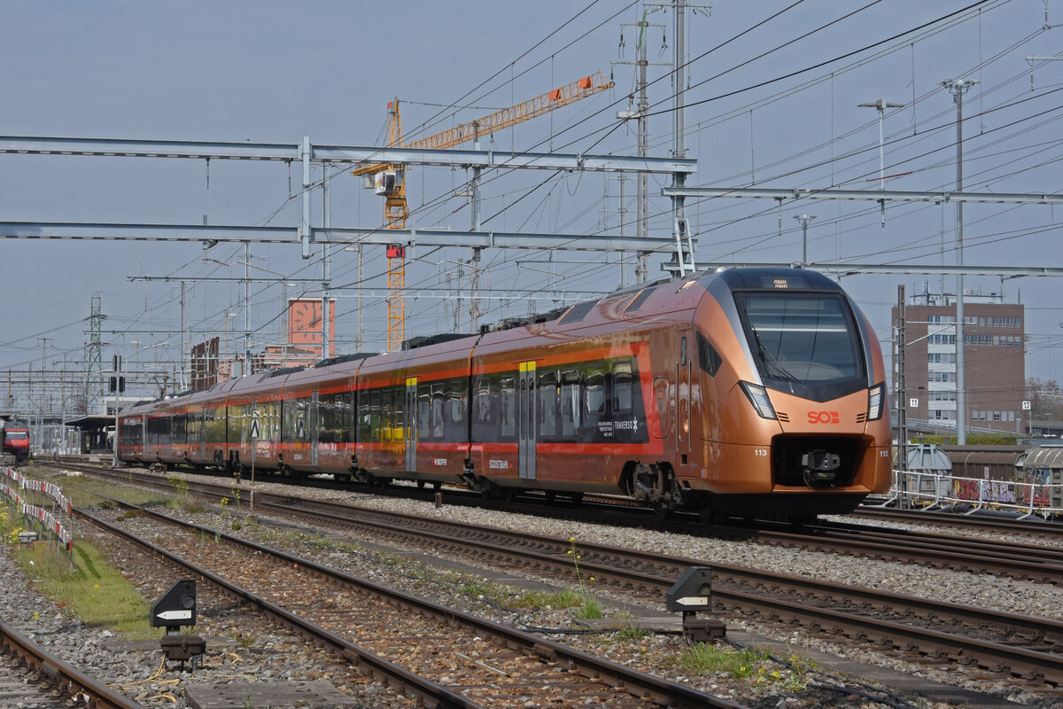 RABe 526 113 Traverso der SOB durchfährt den Bahnhof Muttenz. Die Aufnahme stammt vom 15.04.2022.