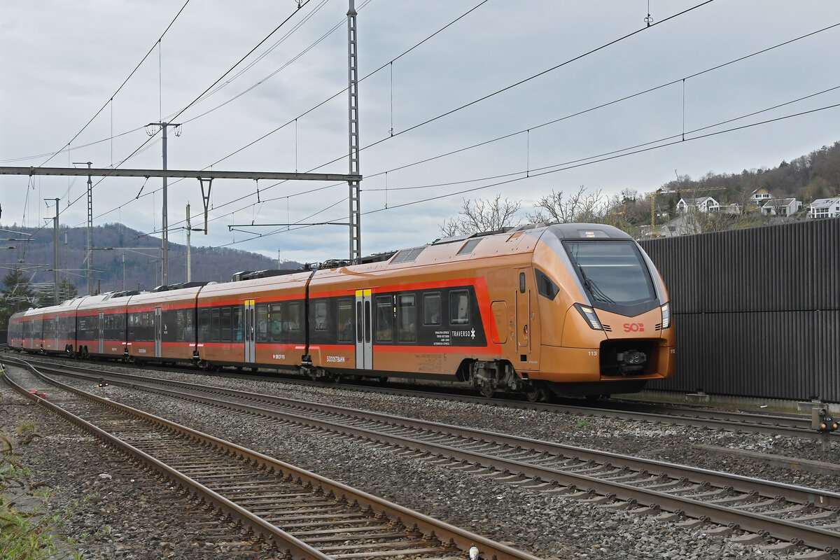RABe 526 113 Traverso der SOB durchfährt am 26.02.2024 den Bahnhof Gelterkinden.