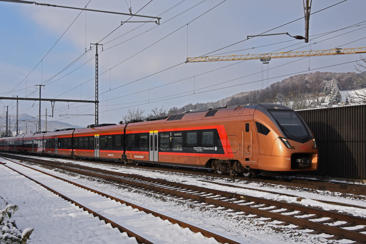 RABe 526 114 Traverso der SOB durchfährt am 12.12.2022 den Bahnhof Gelterkinden.