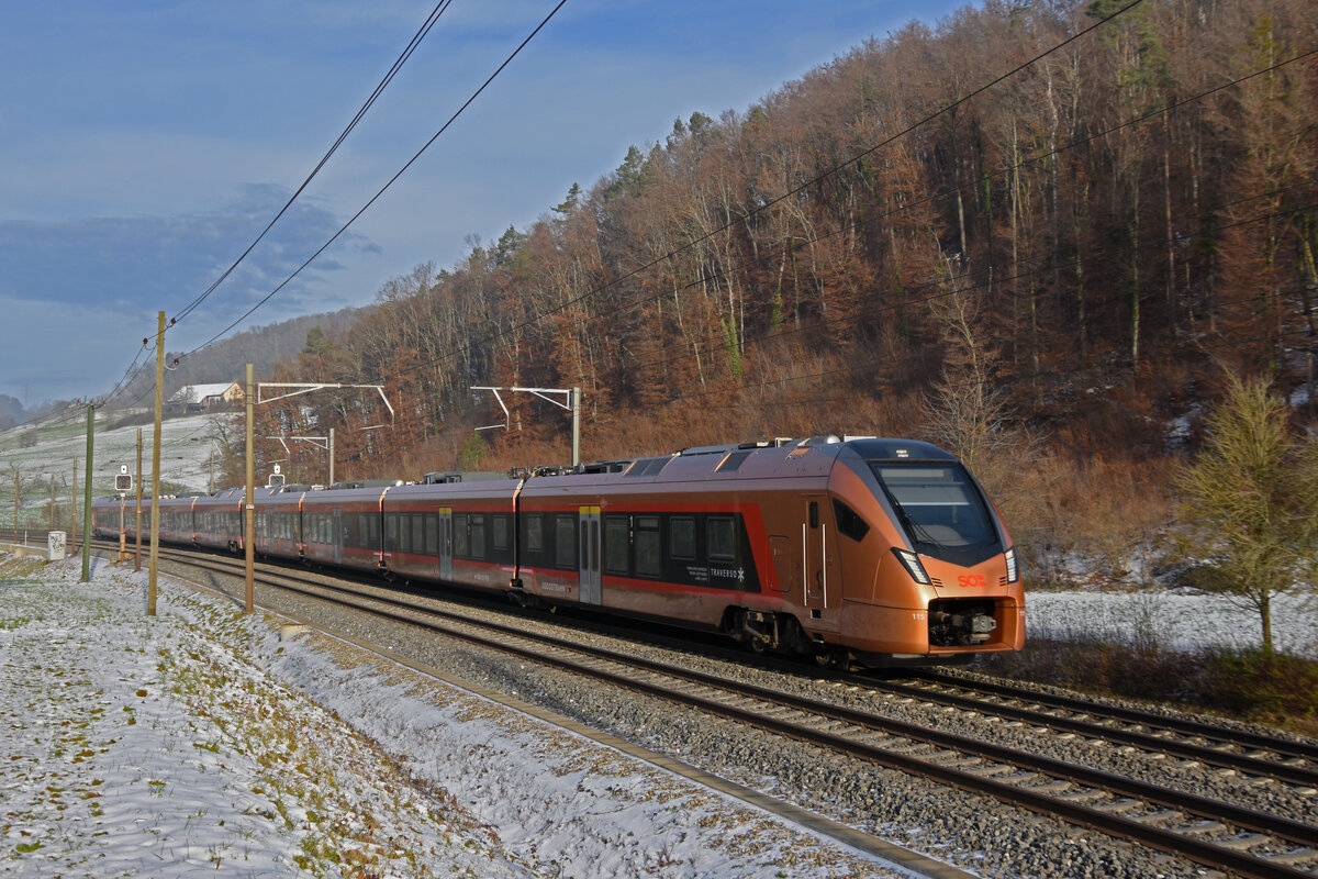 RABe 526 115 Traverso der SOB fährt am 19.12.2022 Richtung Bahnhof Tecknau.
