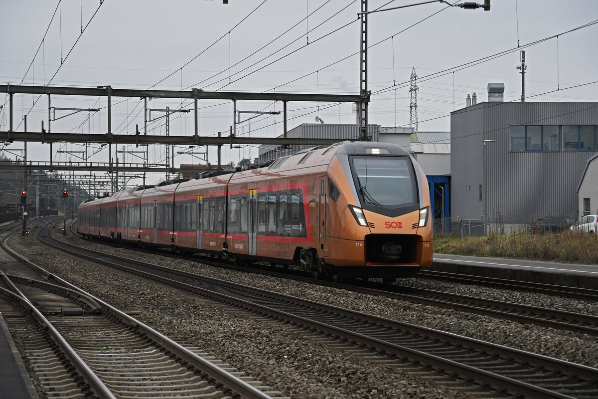 RABe 526 115 Traverso der SOB durchfährt am 26.01.2023 den Bahnhof Rupperswil.