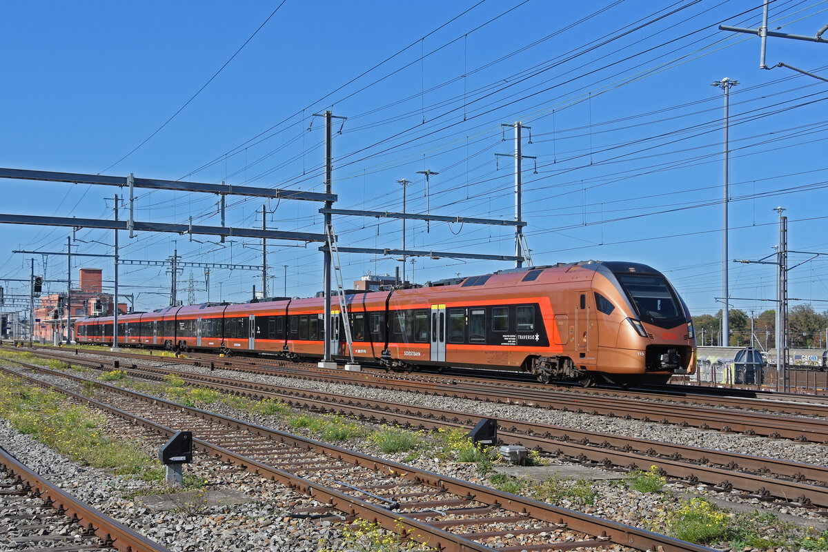 RABe 526 115 Traverso der SOB durchf�hrt am 06.10.2026 den Bahnhof Muttenz.