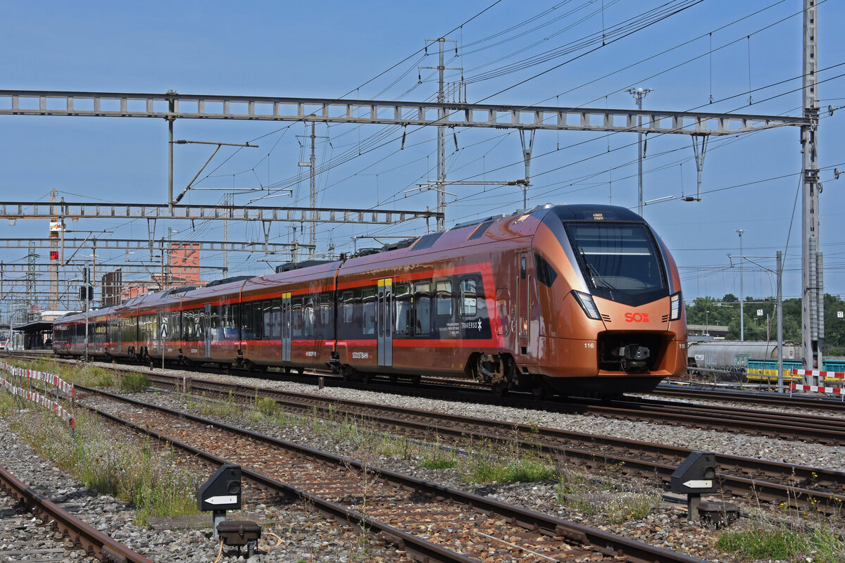 RABe 526 116 Traverso der SOB durchfährt den Bahnhof Muttenz. Die Aufnahme stammt vom 13.08.2021.