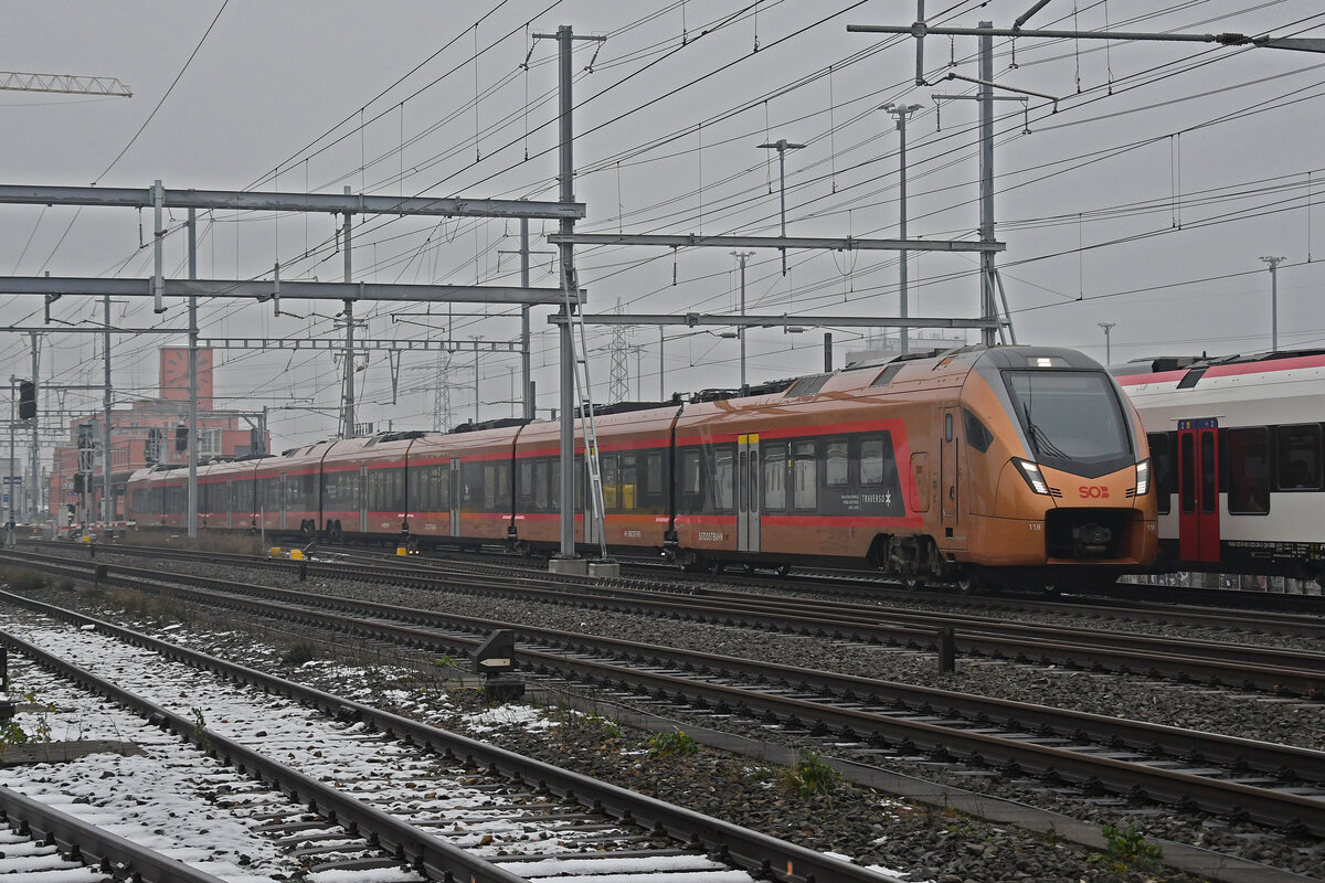 RABe 526 118 Traverso der SOB durchfährt am 15.12.2022 den Bahnhof Muttenz.