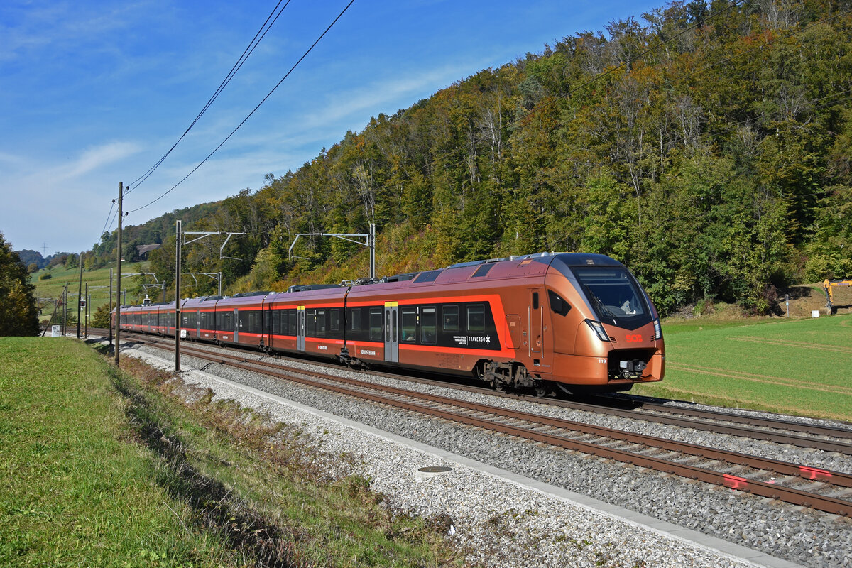 RABe 526 119 Traverso der SOB fährt Richtung Bahnhof Tecknau. Die Aufnahme stammt vom 18.10.2021.