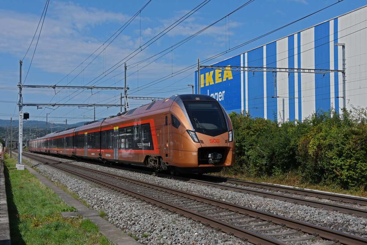 RABe 526 120 Traverso der SOB fährt Richtung Bahnhof Itingen. Die Aufnahme stammt vom 03.09.2021.