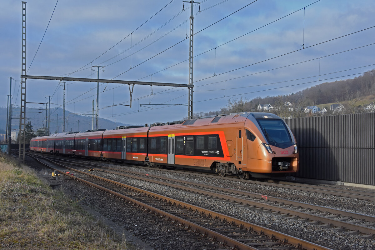 RABe 526 120 Traverso der SOB durchfährt den Bahnhof Gelterkinden. Die Aufnahme stammt vom 20.12.2021.