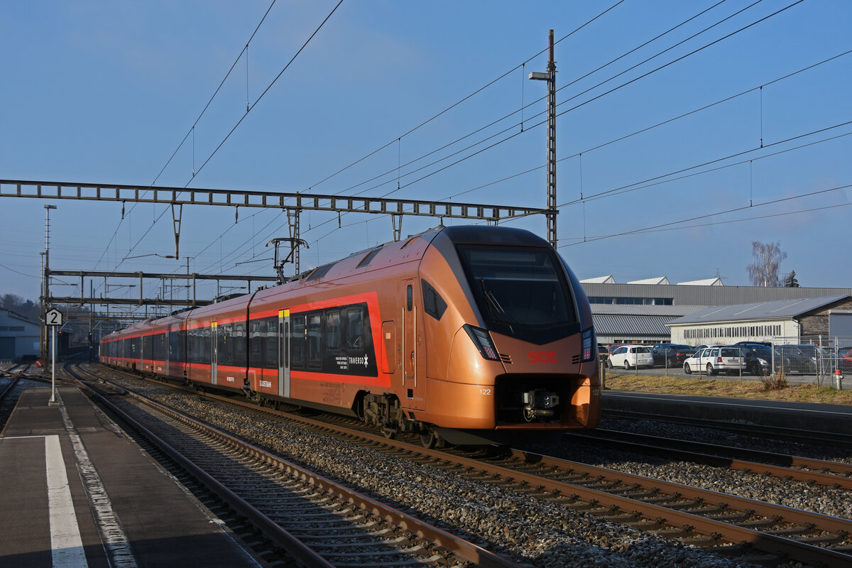 RABe 526 122 Traverso der SOB durchfährt den Bahnhof Rupperswil. Die Aufnahme stammt vom 13.01.2022.