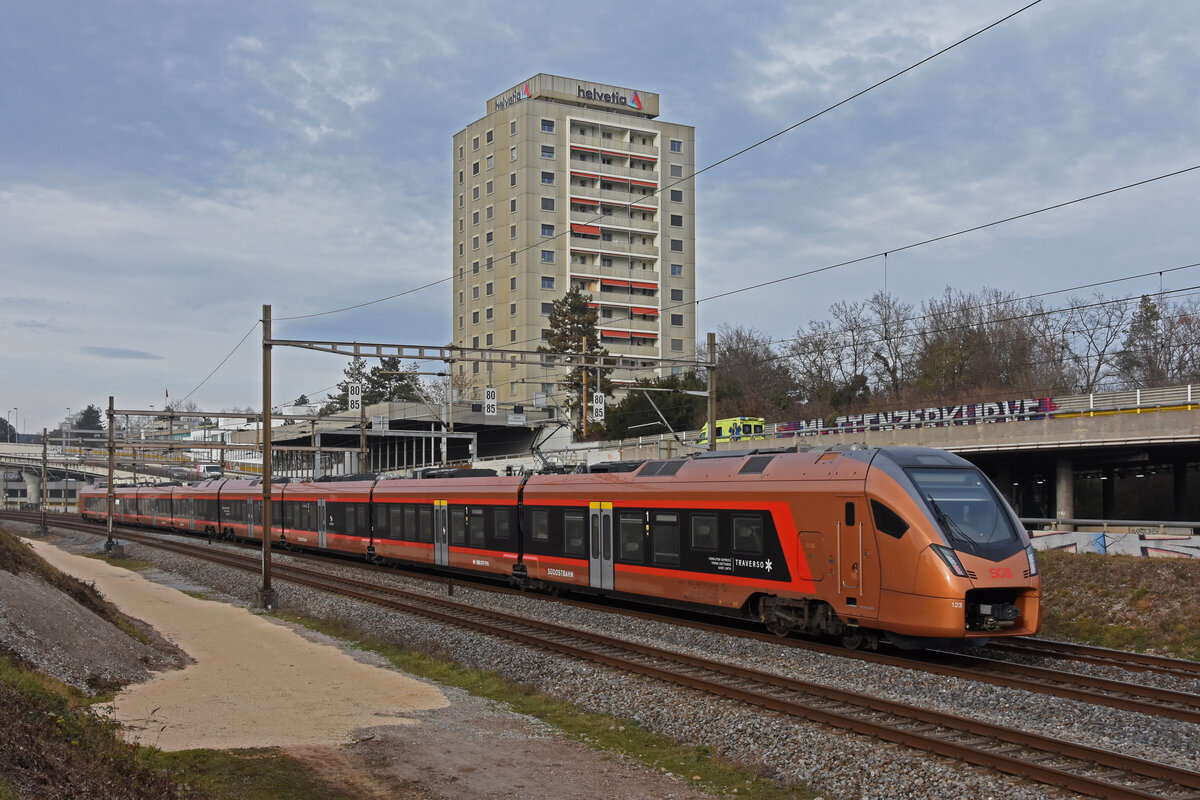 RABe 526 123 Traverso der SOB fährt Richtung Bahnhof SBB. Die Aufnahme stammt vom 23.12.2021.