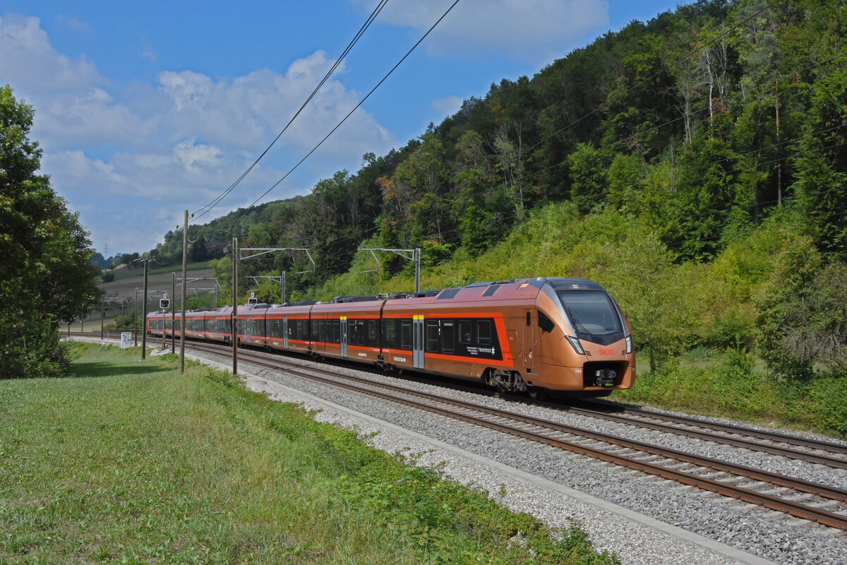 RABe 526 123 Traverso der SOB fährt Richtung Bahnhof Tecknau. Die Aufnahme stammt vom 28.08.2022.