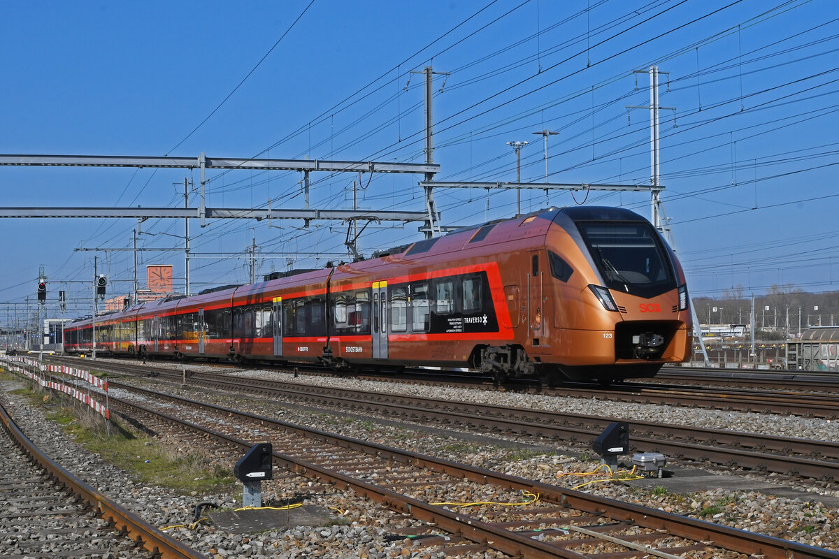 RABe 526 123 Traverso der SOB durchfährt am 08.03.2024 den Bahnhof Muttenz.