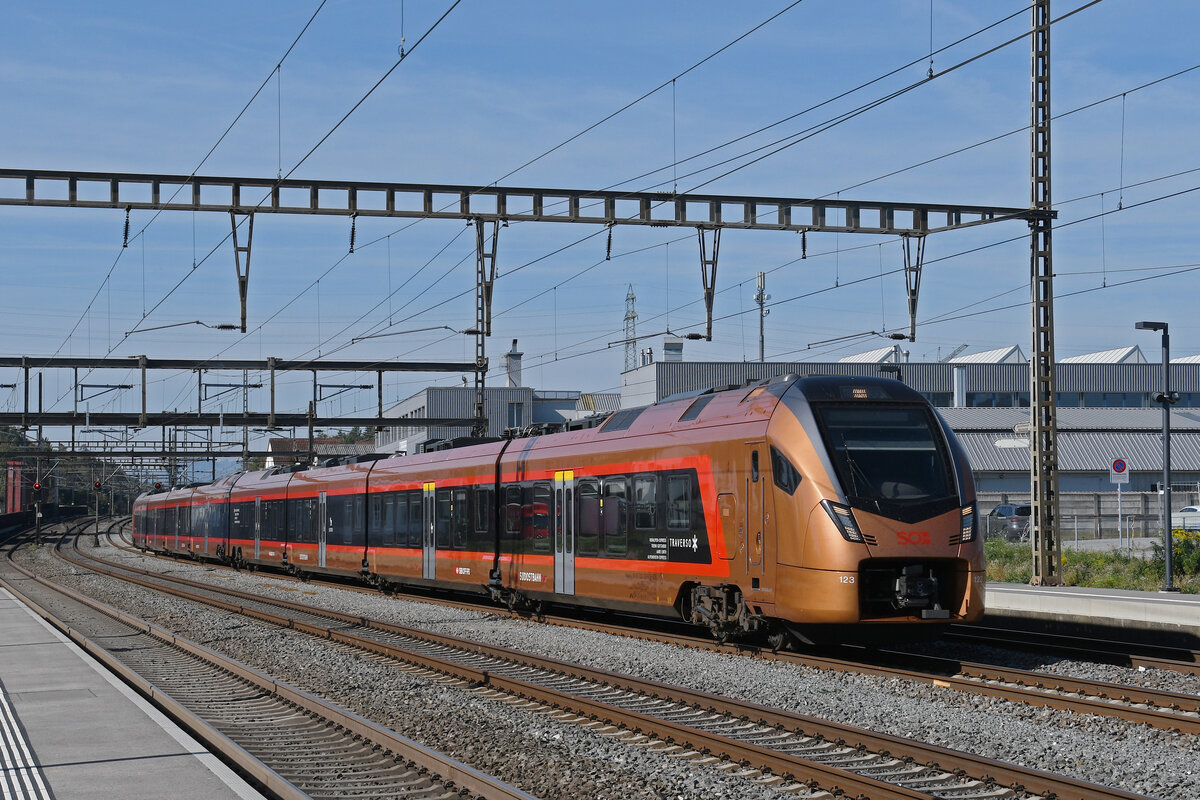 RABe 526 123 Traverso der SOB durchf�hrt am 28.09.2026 den Bahnhof Rupperswil.