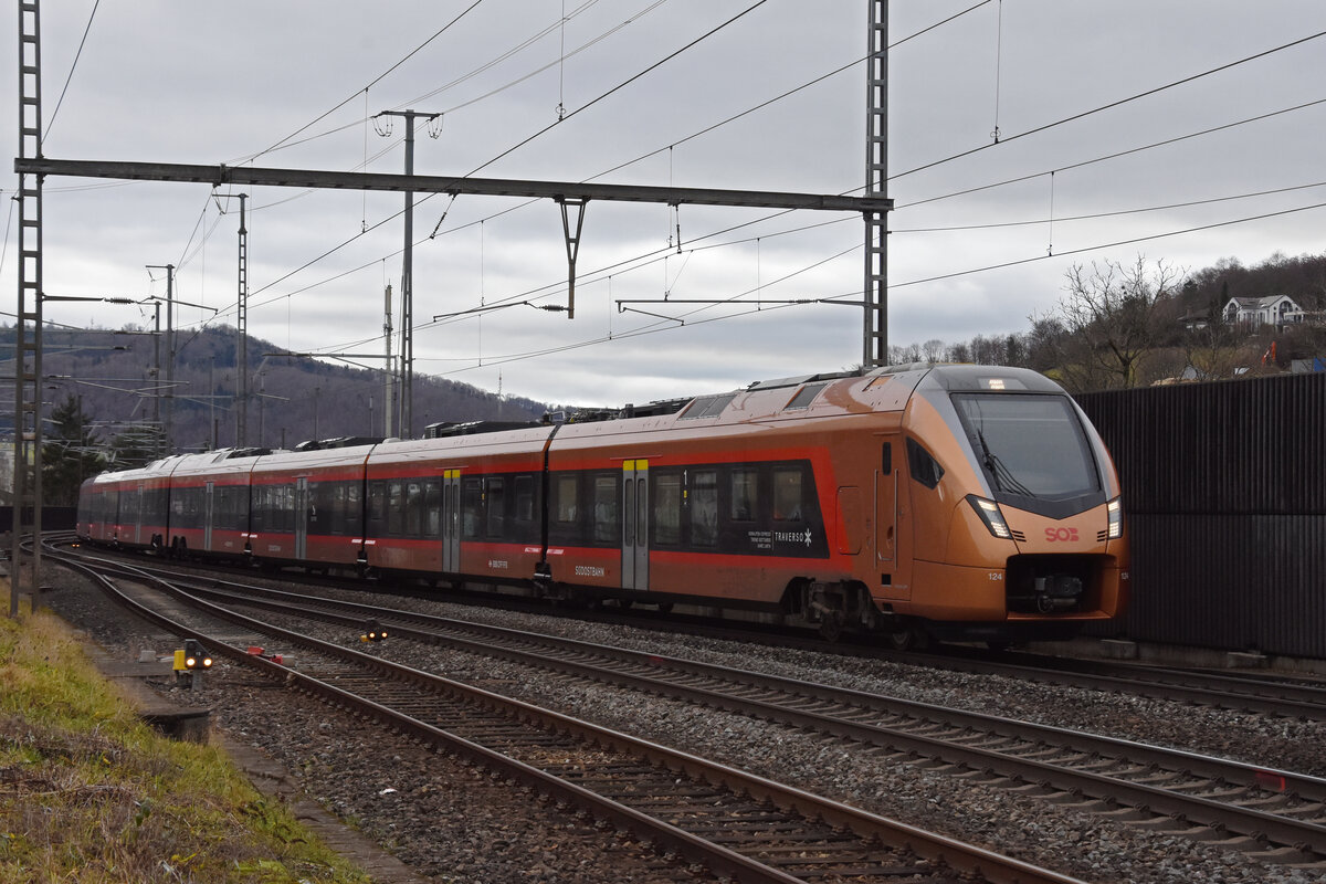 RABe 526 124 Traverso der SOB durchfährt den Bahnhof Gelterkinden. Die Aufnahme stammt vom 30.12.2021.