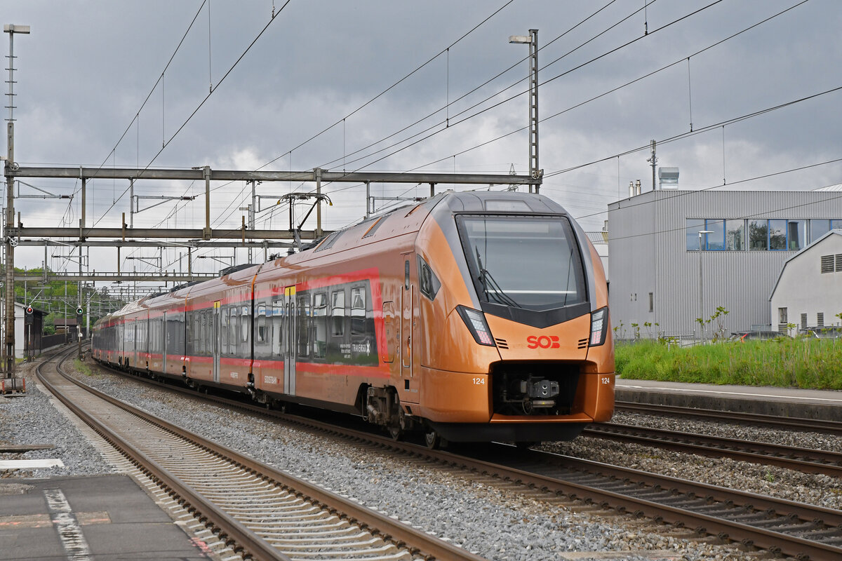RABe 526 124 Traverso der SOB durchfährt am 12.05.2023 den Bahnhof Rupperswil.